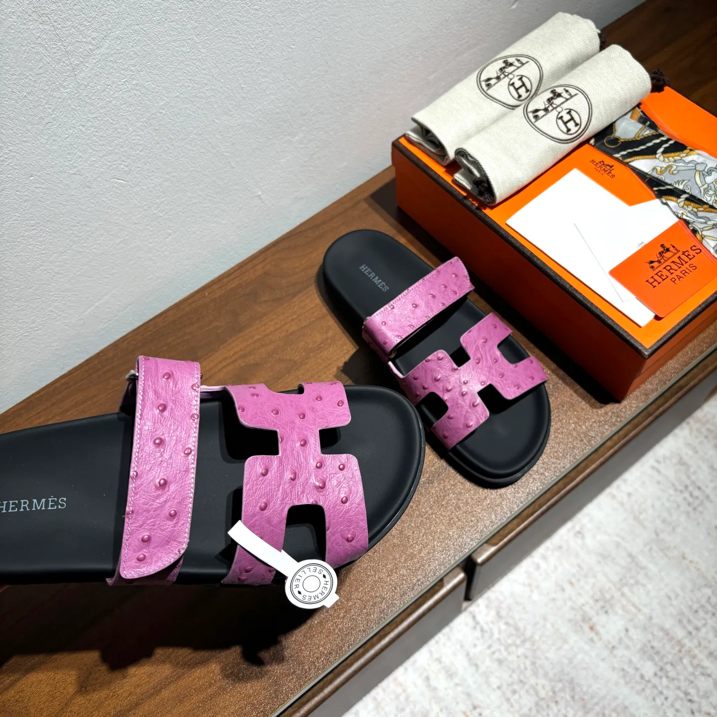 👟👟Ex-factory price 520👟👟 Men's size +10 Brand💗: HERMES Number💗: H8018-210199 Color💗: Ostrich pattern new color system Size 💗: 35 to 40 38-45 Upper material: imported calfskin Outsole material: Tpu anti-slip and wear-resistant outsole 🆕🆕🆕HERMES 2025 latest color matching, original purchased and dismantled, imported custom fabrics. All colors have been adjusted N times, striving to be zero different from the original! The top version for women 💰 Erjie's shoes that have become extremely popular recently - chypre sandals, which are comfortable for all ages and are cute and cute. Paired with various colored socks, it’s so trendy